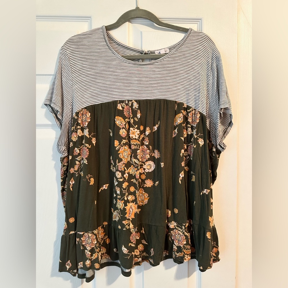Eyeshadow Striped Floral Ruffle Top w/ Button Back